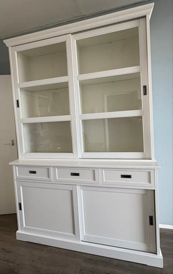 IKEA Vitrinekast met Gebruiksvoorwerpen