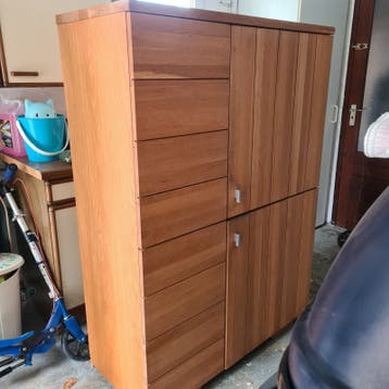 Houten kast met lades en deuren
