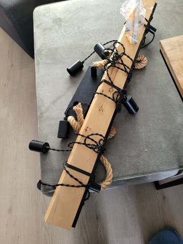 Houten balk plafondlamp met loshangende fittingen
