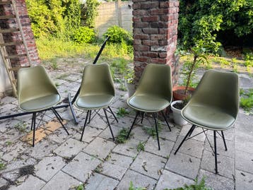 Set van 4 olijfgroene stoelen met metalen onderstel