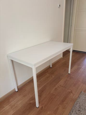 Witte tafel / Bureau