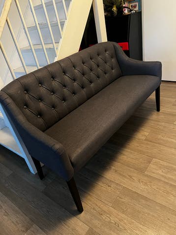 Stijlvolle donkergrijze bank met knopen