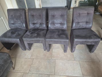 4 eetkamer stoelen op wieltjes van bruin suede leer