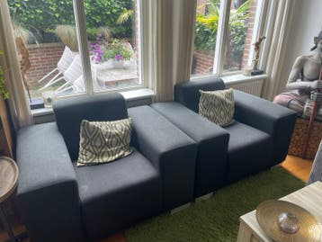 Twee comfortabele stoffen fauteuils - donkergrijs
