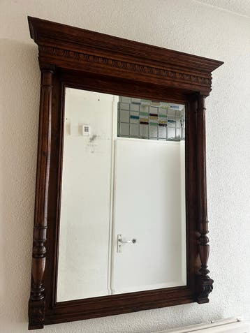 Antieke spiegel met prachtig bewerkt houten frame