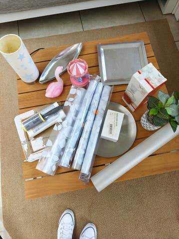 Diverse woonaccessoires: lamp, dienbladen, folie, flamingo