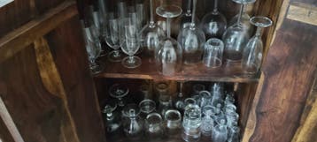 Divers glaswerk: wijn-, bier- en waterglazen