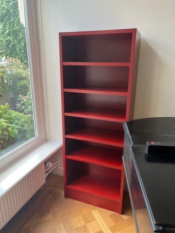 rood geverfd kastje met planken