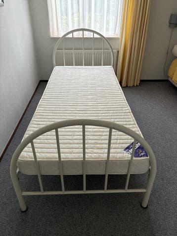 Eenpersoonsbed met matras, wit metalen frame
