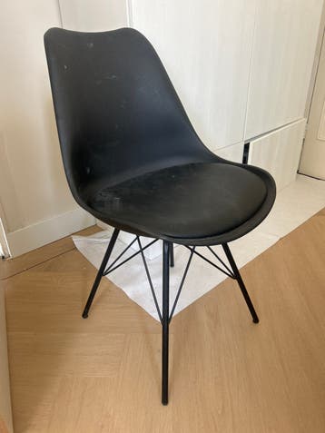 2 zwarte eetkamerstoelen met Metalen Onderstel