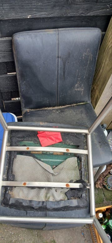 4 zwarte stoelen, sopje nodig