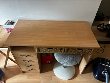 Houten bureau met lades en rieten mandjes
