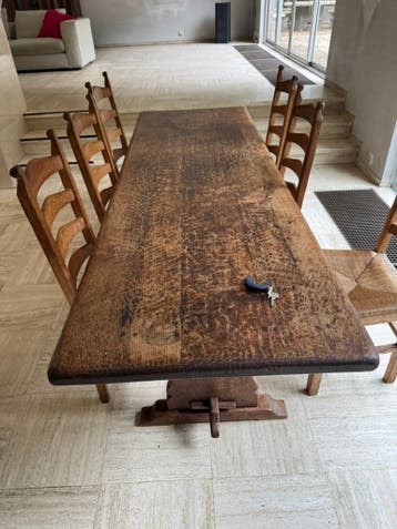 eettafel (zonder stoelen)