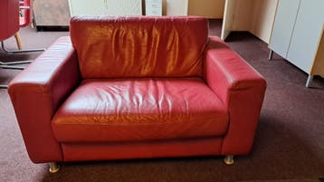 comfortabel rood leren 1,5-zits bankje met hocker!