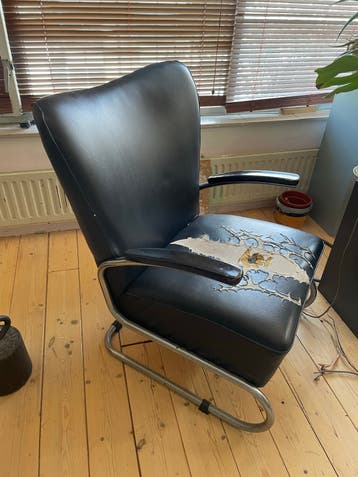 Vintage fauteuil met metalen frame en zwart leer