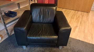 Gratis af te halen: zwarte leren fauteuil
