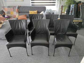 Zes leren eettafelstoelen, 4 met armleuning, 2 zonder