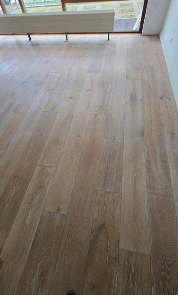 Geborsteld whitewash eiken lamelparket - ca. 75 m²