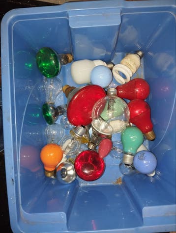 Diverse halogeen gloeilampen en spaarlampen, diverse kleuren