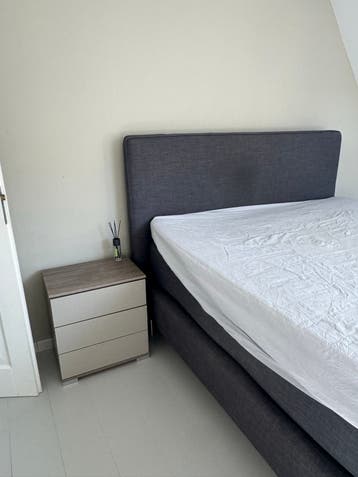 GRATIS: Twee nachtkastjes met 3 lades, houtprint
