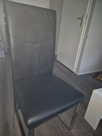 5 eetkamerstoelen gratis af te halen in Ede.