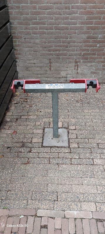 Fietspaal: een veilige opbergplek voor drie fietsen