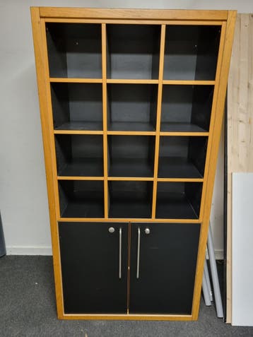 Houten kast met vakken en deuren