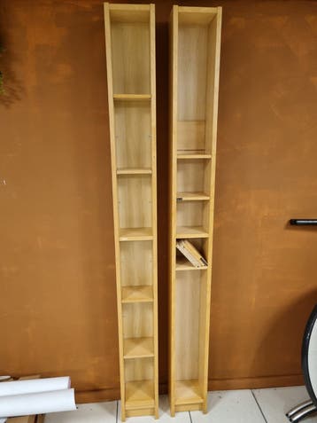 Set van 2 smalle houten boekenkasten/CD-rekken