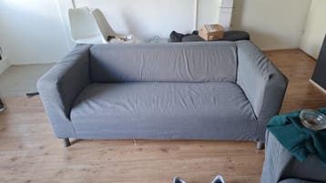 Comfortabele grijze tweepersoonsbank