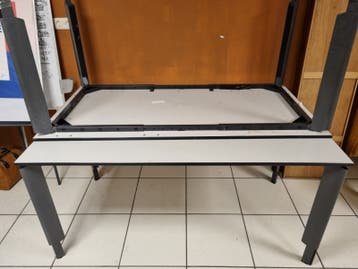 Stevig bureau met verstelbaar blad - ideaal voor werk/hobby