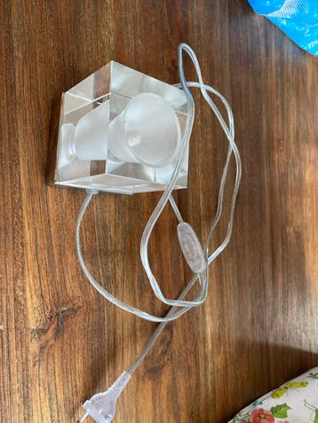 Kleine lamp op zilverkleurige voet