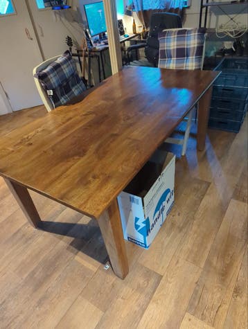 Gratis fraaie eet tafel wegens verhuizing