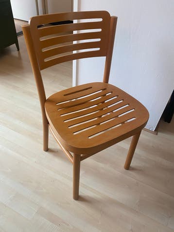 Houten eetkamerstoel met lattenrug en zitting