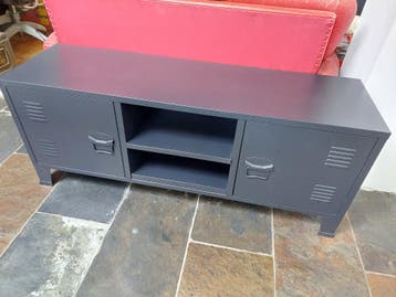 Grijs laag industrieel dressoir