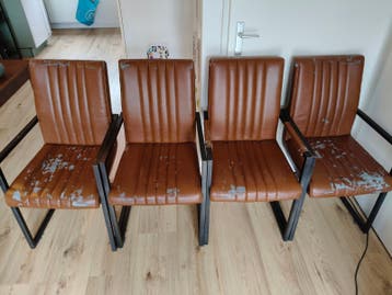 Gratis: 4 bruine stoelen met metalen frame - Gebruikt