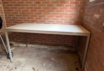 GRATIS - Eenvoudig bureau met metalen frame