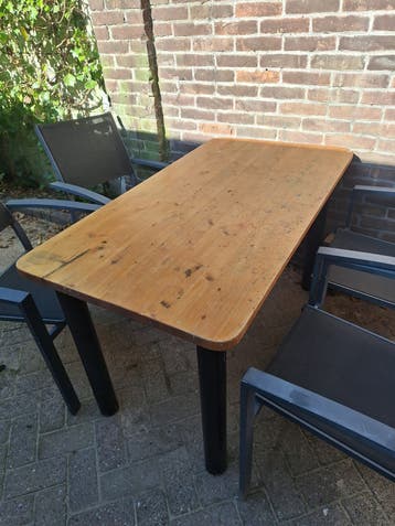 Tafel met houten blad en zwarte stalen poten (130x70 cm)
