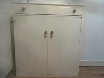 Compacte kledingkast voor babykamer of kleine ruimte