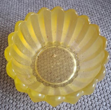 Geel glazen schaaltje, waxinelichthouder bloem, gratis!