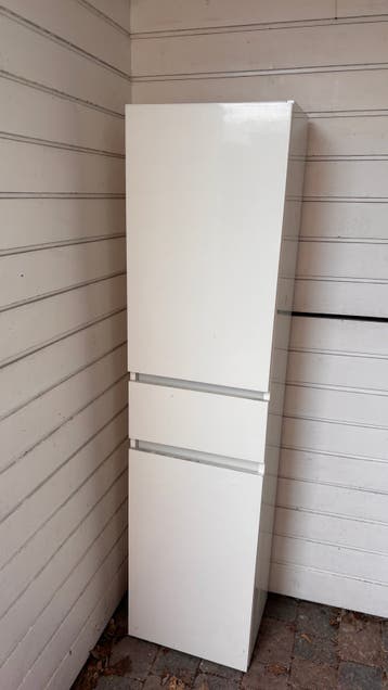 Witte smalle kast