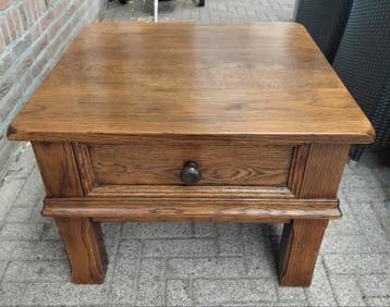 Eiken bijzettafeltje 65 x 65 x 47 cm