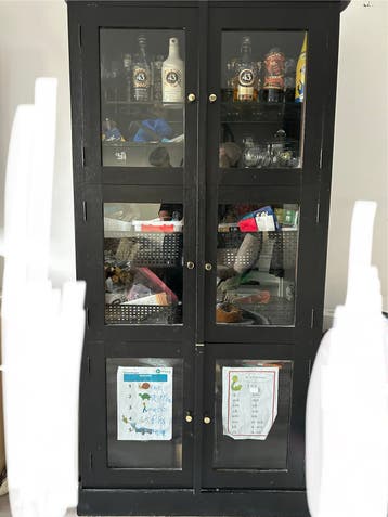 Zwarte vitrinekast