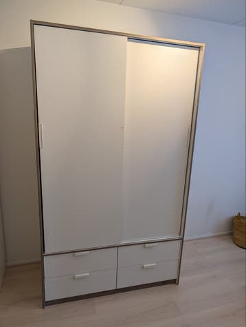 Kledingkast met schuifdeuren en lades