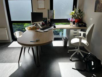 Hoekbureau met muurbevestiging en kabelgat, zeer goede staat