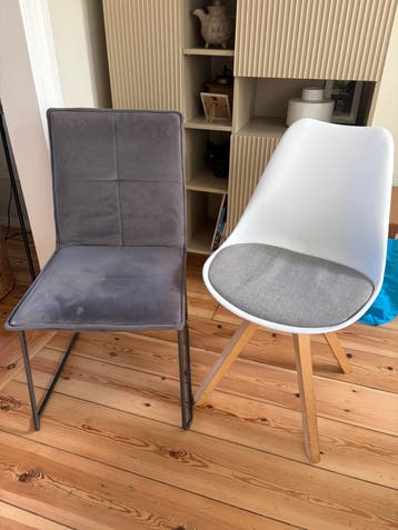 Twee eettafel stoelen