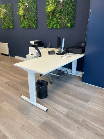 Hoekbureau wit | 200 X 160 | Goede staat | Mag snel weg