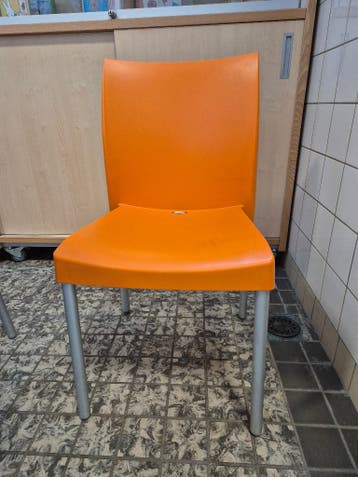 Oranje stoelen, 9 stuks