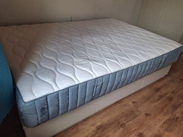 Tweepersoonsbed met matras