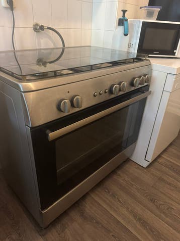 GRATIS goed werkend gasFornuis+grote oven!