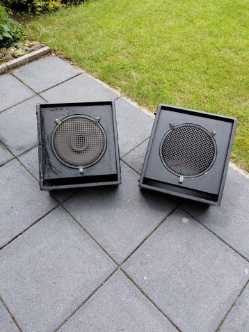 2 monitors zonder speaker. 12 inch.